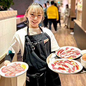 未経験OK♪焼肉＆デザートビュッフェでオープニング募集（ホール）★髪色自由・ピアスOK