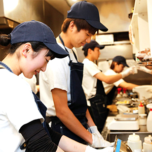 ★オープニング募集★夜型さん歓迎！焼肉＆デザートビュッフェの深夜キッチン／深夜帯で効率よく稼ごう！