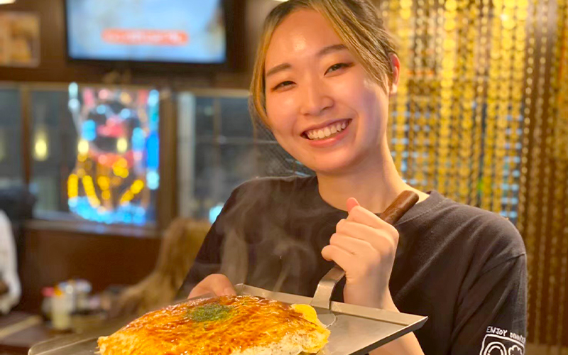 【正社員募集】鉄板料理がメインの居酒屋！完全週休2日制◎定着率95％の安定企業！